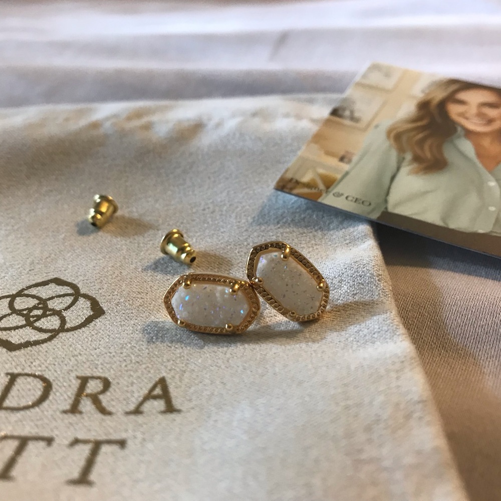 ✨New Kendra Scott Ellie Earrings Iridescent✨